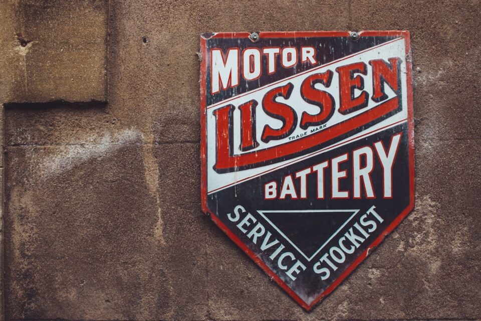 Motor Lissen Battery Service Stockist sign