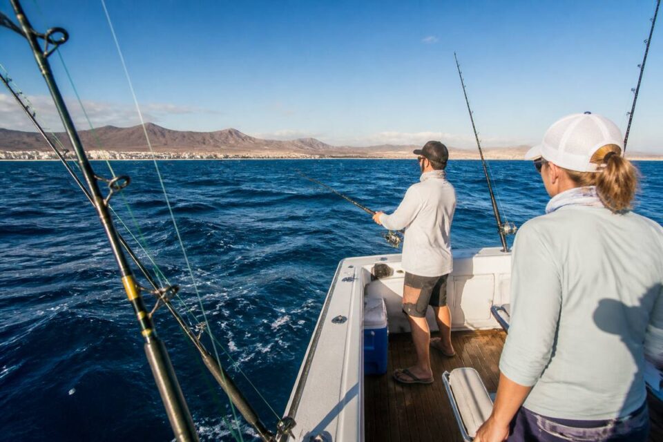 Sportvisboot op zee bij Lanzarote met hengels en passagiers op het dek